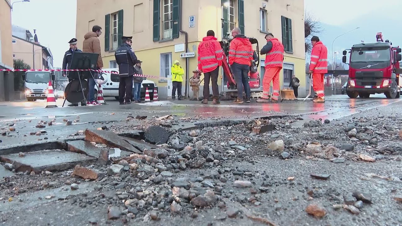 Via Per Cernobbio: cede un tubo, strada allagata e disagi per il traffico