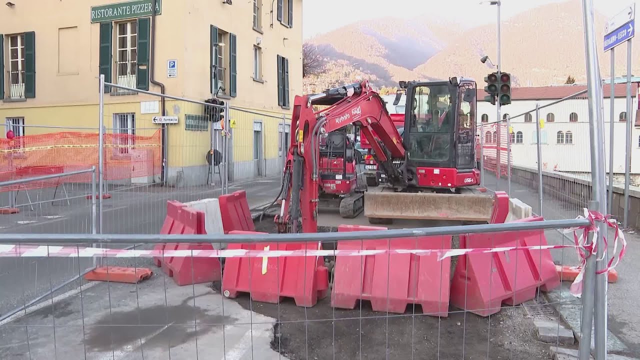Tubazione rotta, traffico paralizzato in via Per Cernobbio. Mezz’ora in coda solo per 2 chilometri