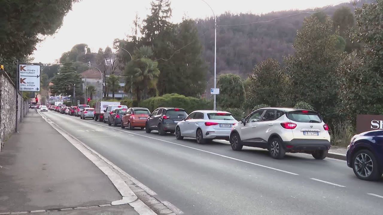 Como, una settimana di delirio in via Per Cernobbio: lavori e senso unico alternato fino a venerdì
