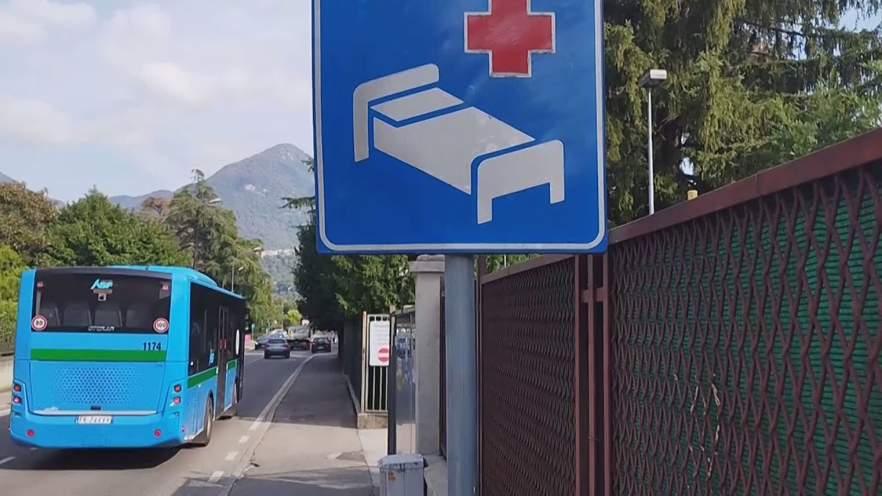 La famiglia Agnelli lascia l'ospedale di Erba