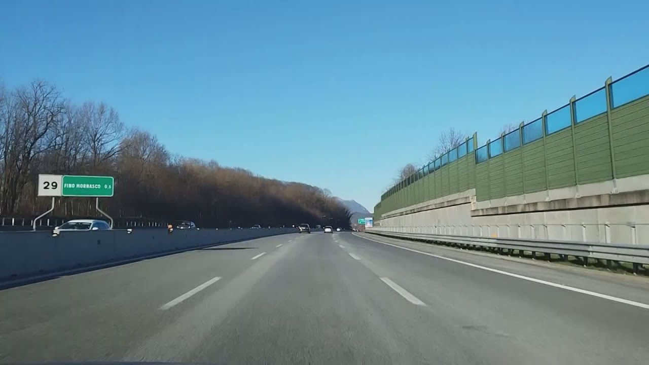 Minaccia i poliziotti e sfonda il finestrino della volante