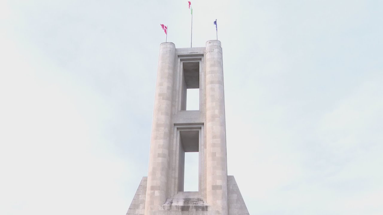 Monumento ai Caduti di Como, ancora macchie nere e segni del tempo sulla facciata
