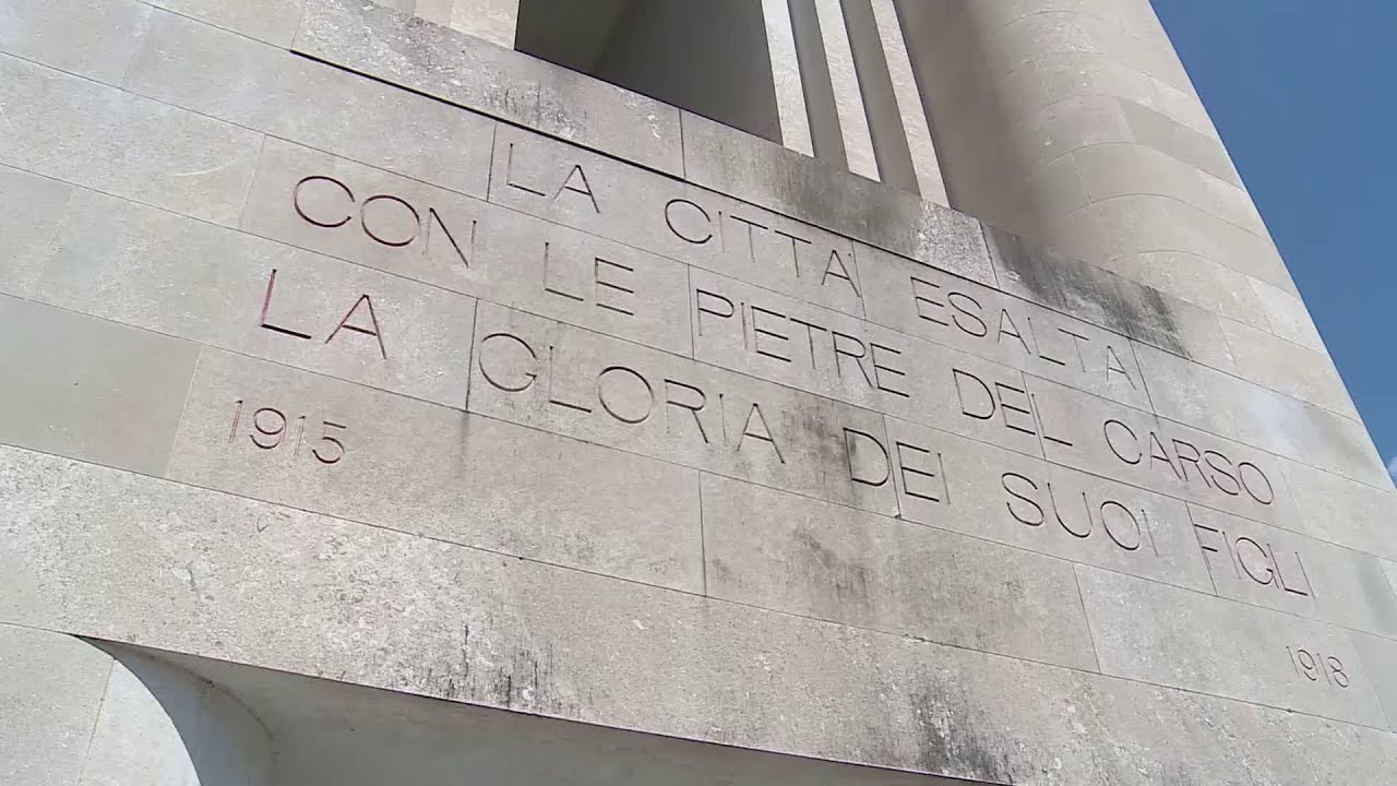 Macchie e segni del tempo sul Monumento ai Caduti