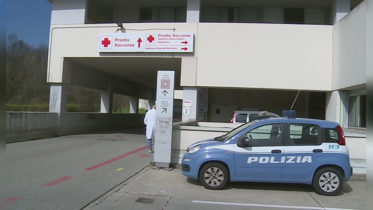 Aggredisce i sanitari e poi tira calci e pugni agli agenti