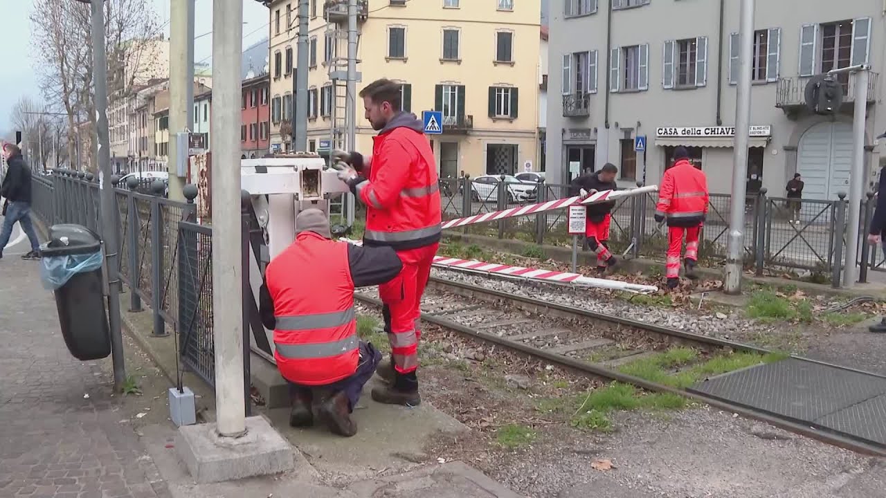 Como, incidente al passaggio a livello di viale Lecco