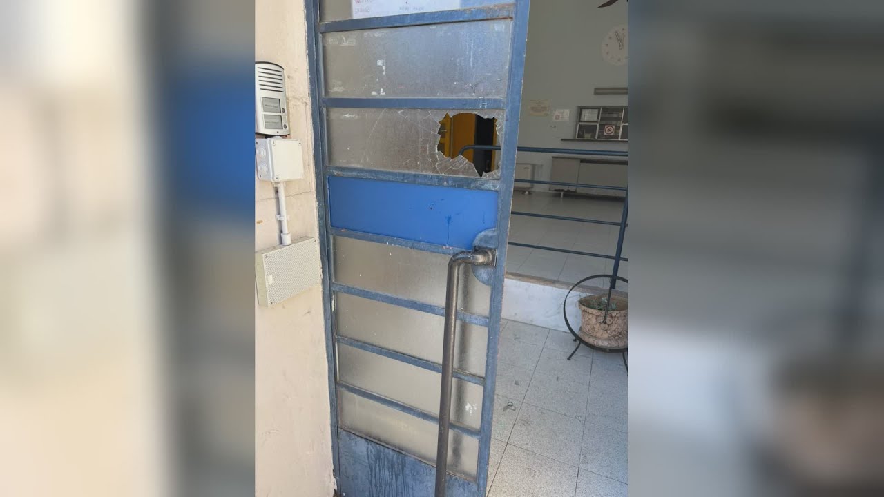 Danni e minacce di morte ai bagni di via Sirtori