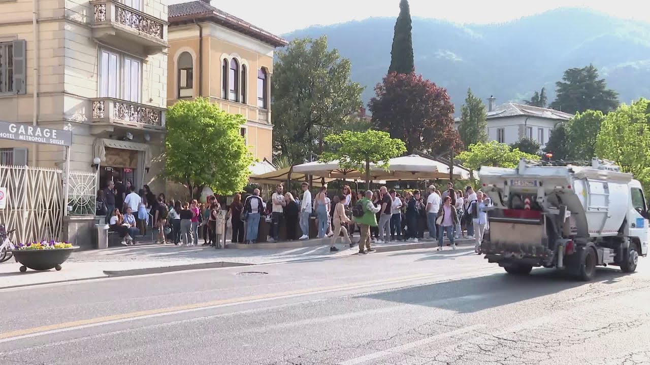 Folla di turisti a Como