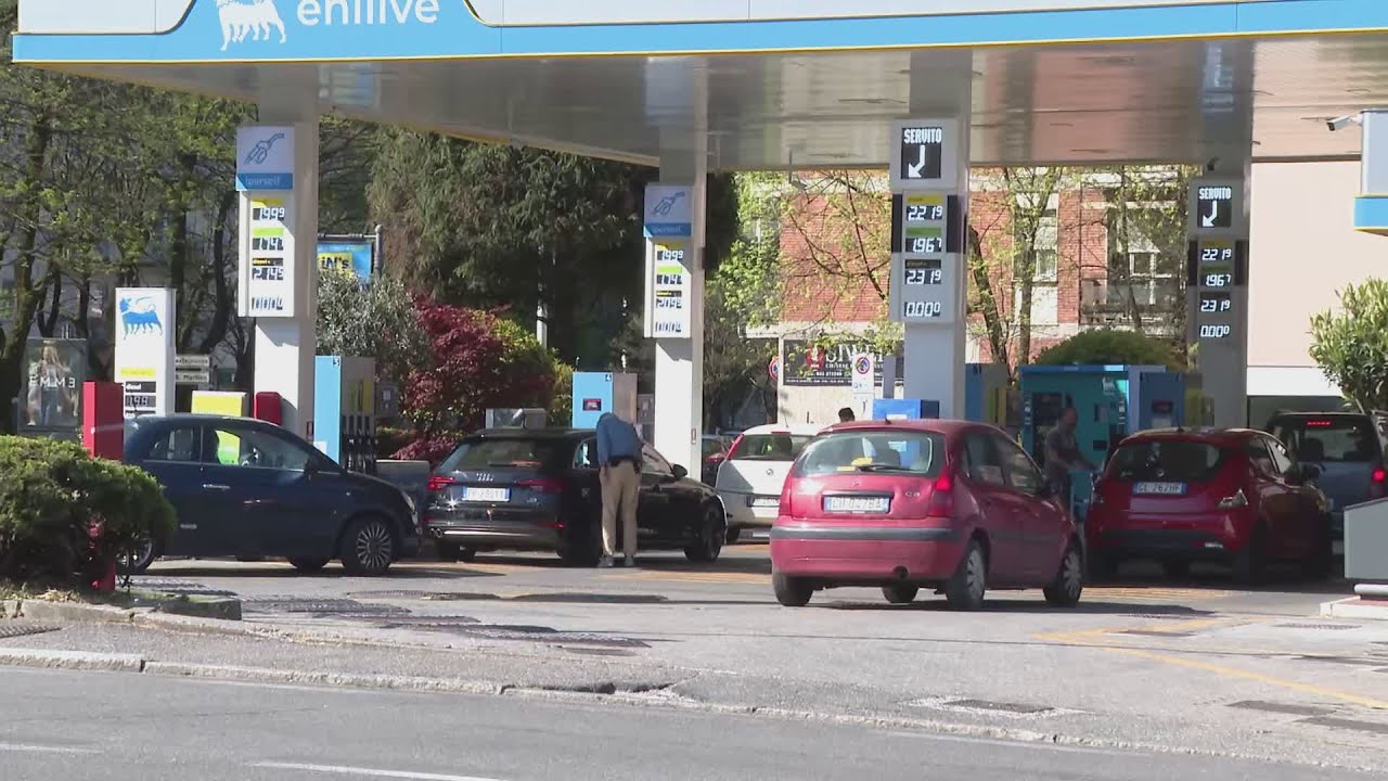 Torna la benzina, ma il governo valuta razionamenti