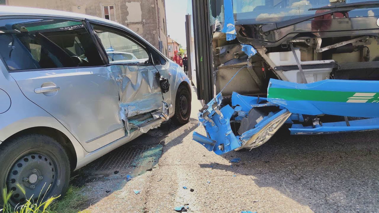 Incidente tra un bus e un'auto, sei feriti