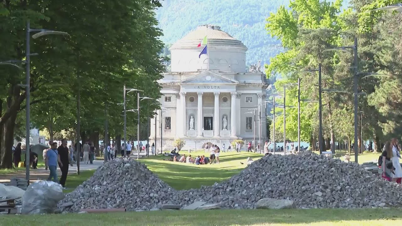 Turisti selvaggi, invasi i lavori dei Giardini a Lago