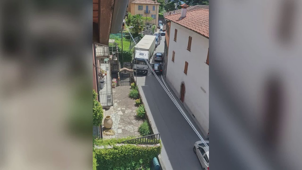 Statale Regina in tilt per un tir incastrato a Ossuccio