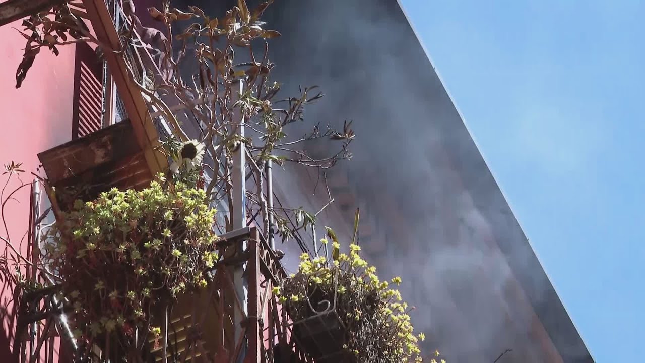 Incendio in via Lambertenghi, due donne salvate