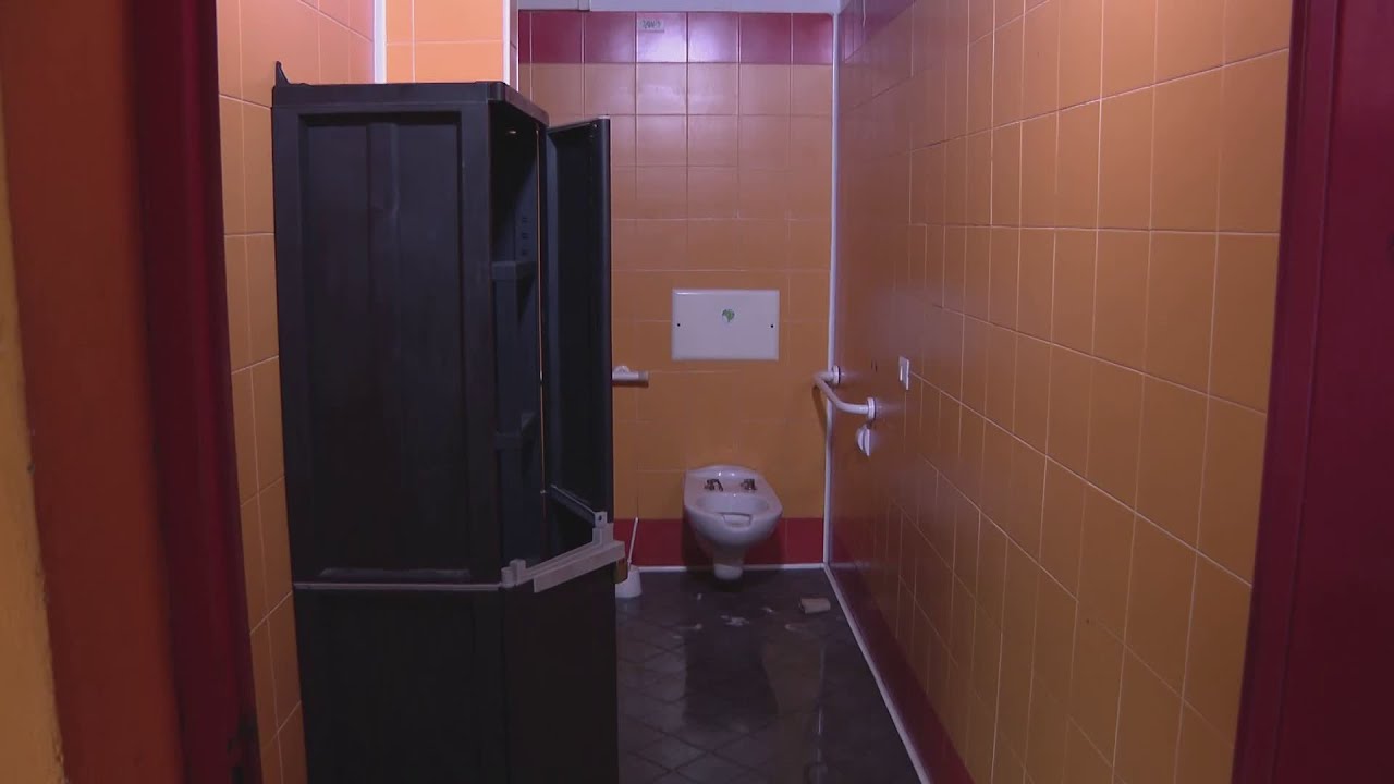 Degrado ai bagni pubblici di via Vittorio Emanuele