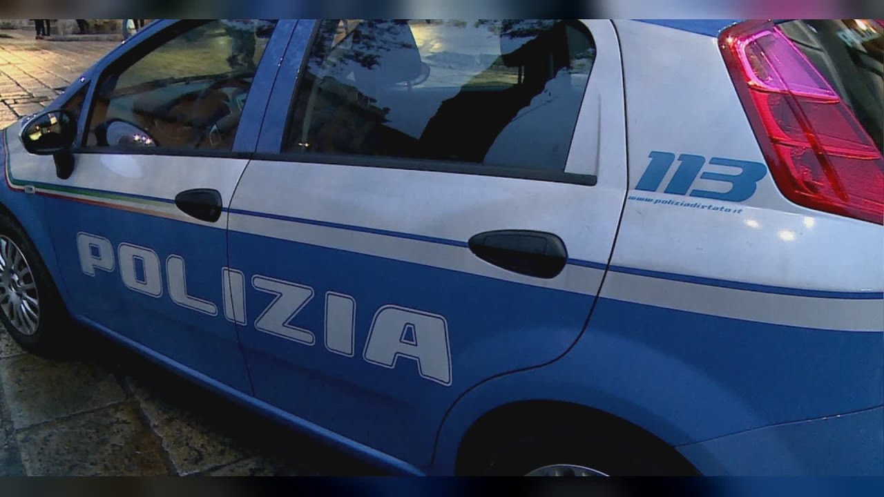 Aggredisce un uomo in strada e poi gli agenti